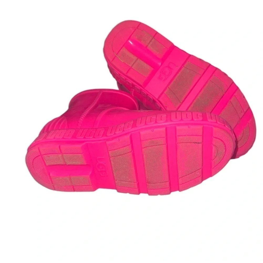 UGG Kids' Drizlita Rain Boot. Pink. (2)